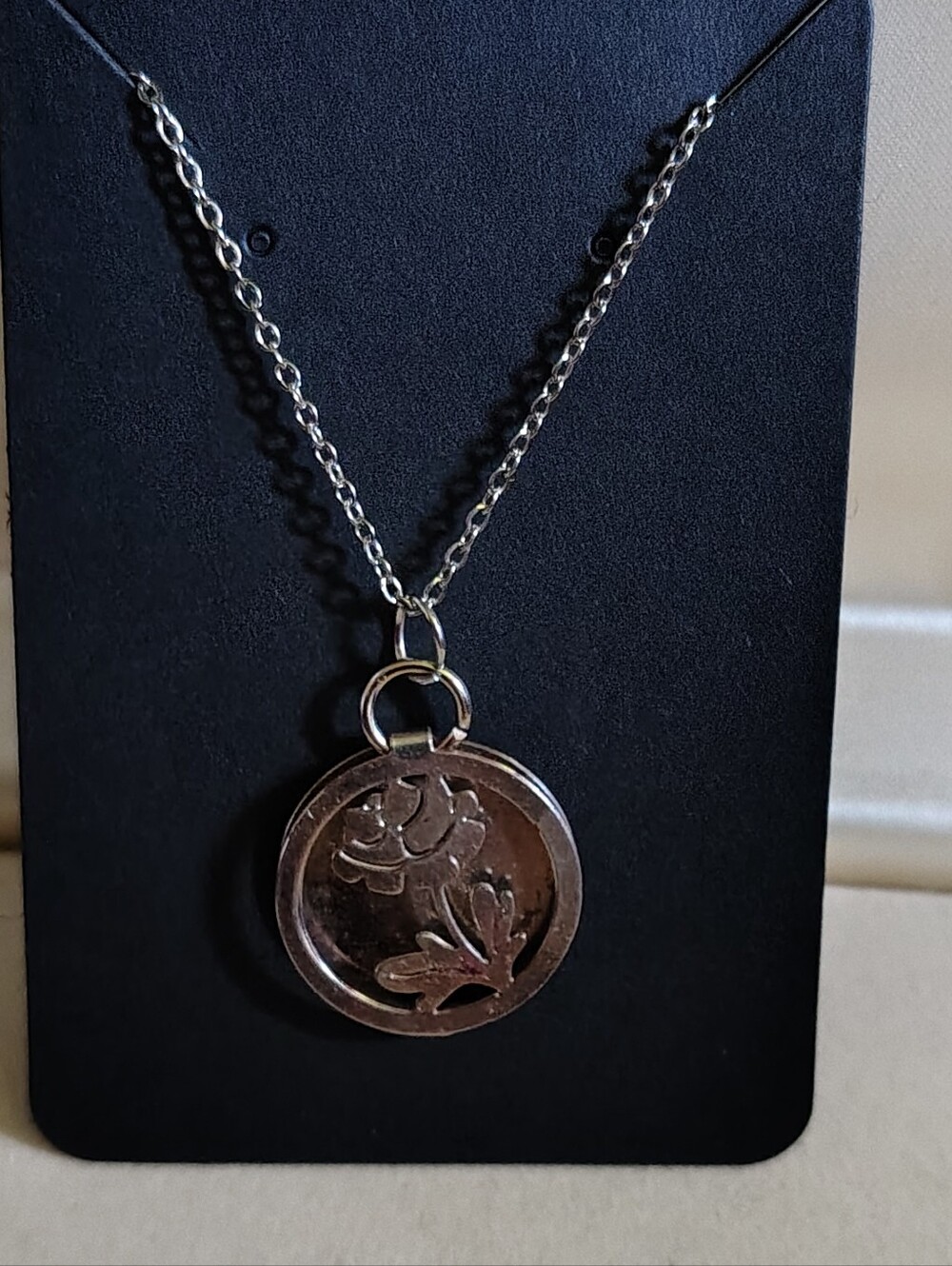 🌹📿 Vintage Style Rose Medallion Cut-Out Pendant Necklace Silver Tone 🌹📿